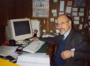 В своем кабинете на кафедре. 2000 год